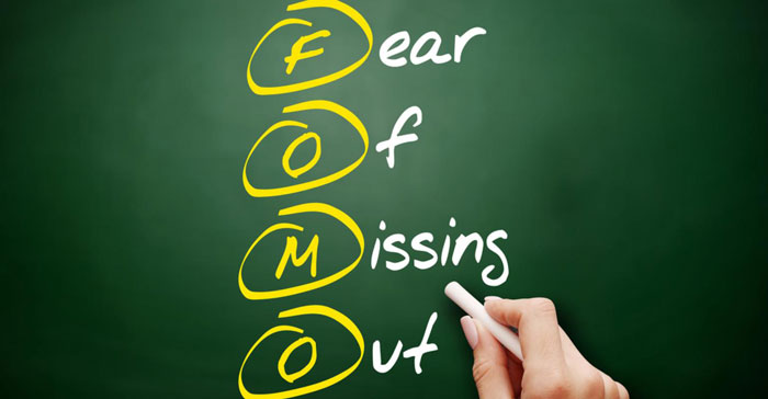 فومو (FOMO) چیست؟ آشنایی با مفهوم ترس از دست دادن فرصت و جا ماندن در بازار های مالی